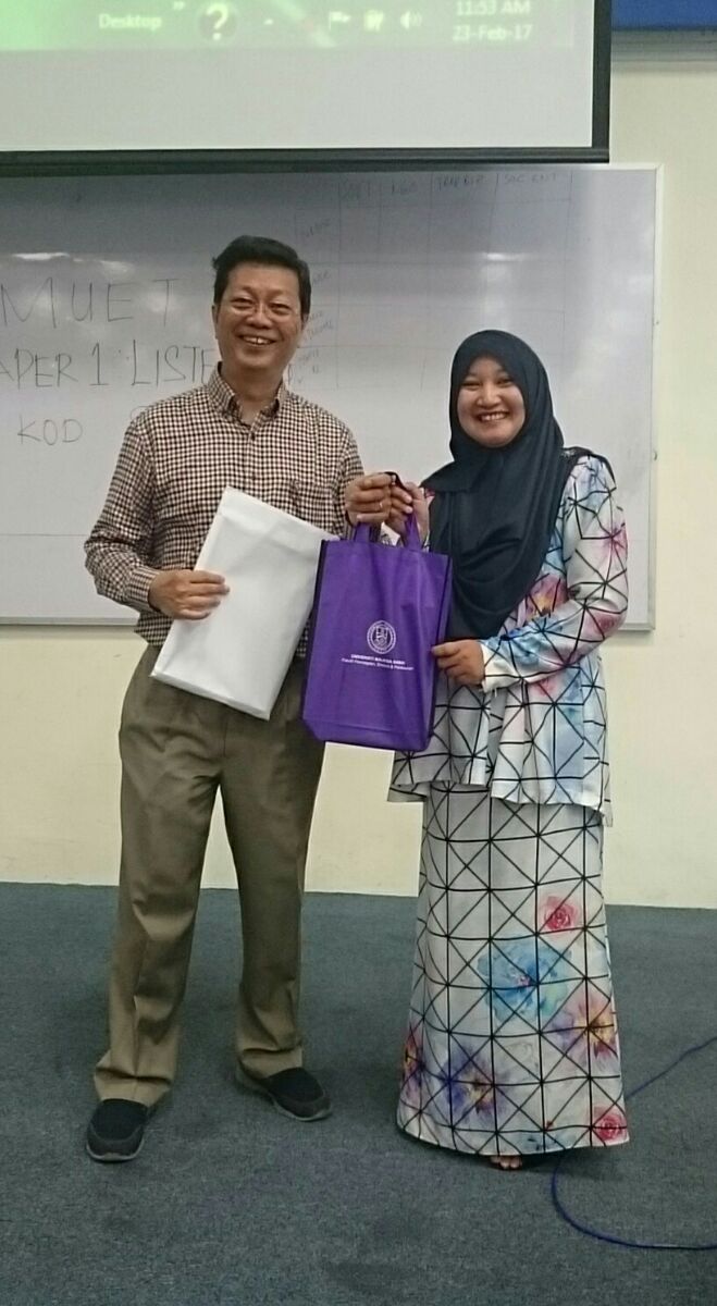 Mr. Albert Teo receiving a token of appreciation from Dr Fiffy Hanisdah binti Saikim